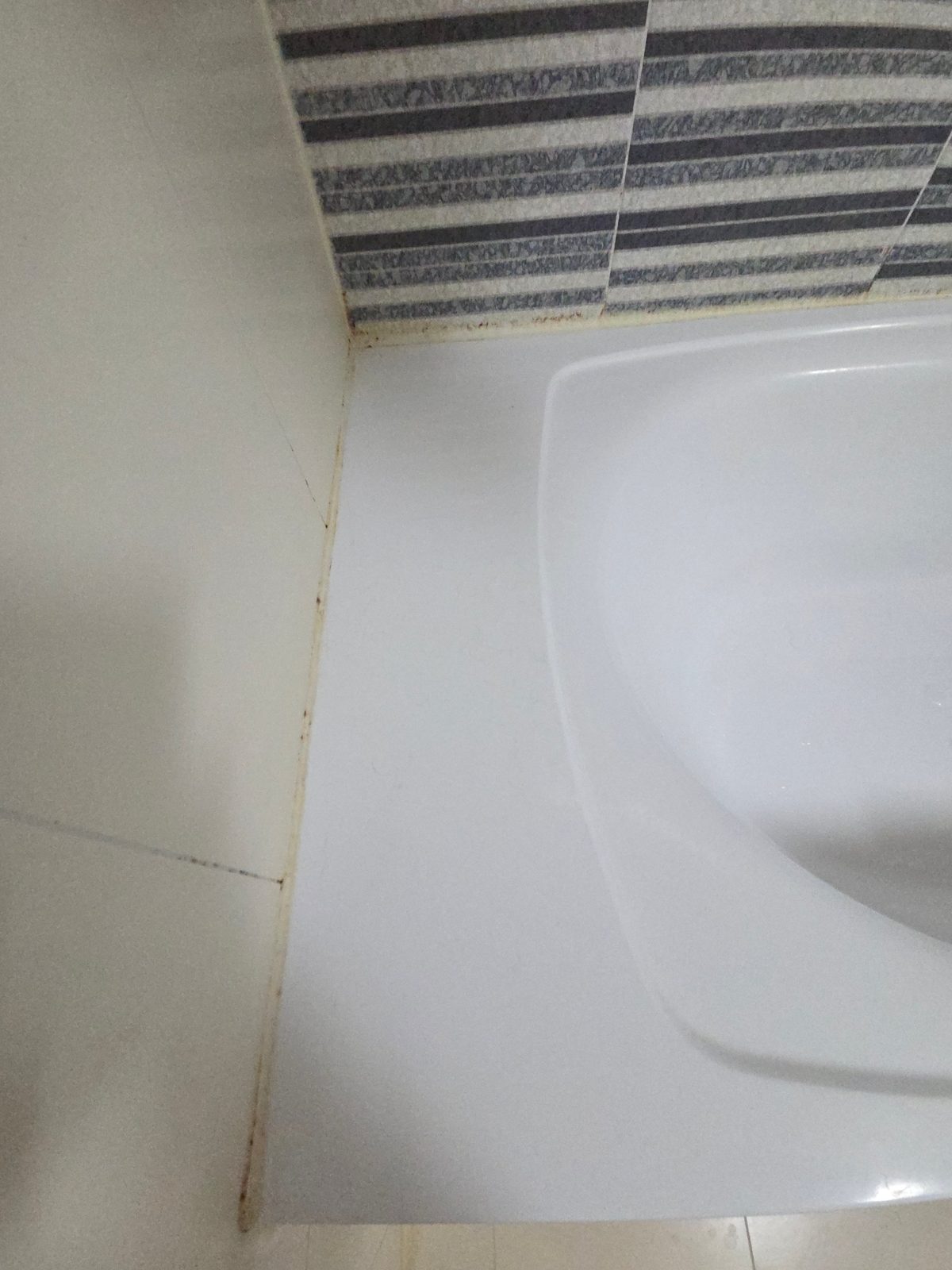 서초 반포 욕조 작업 전, 누렇게 변한 테두리 실리콘