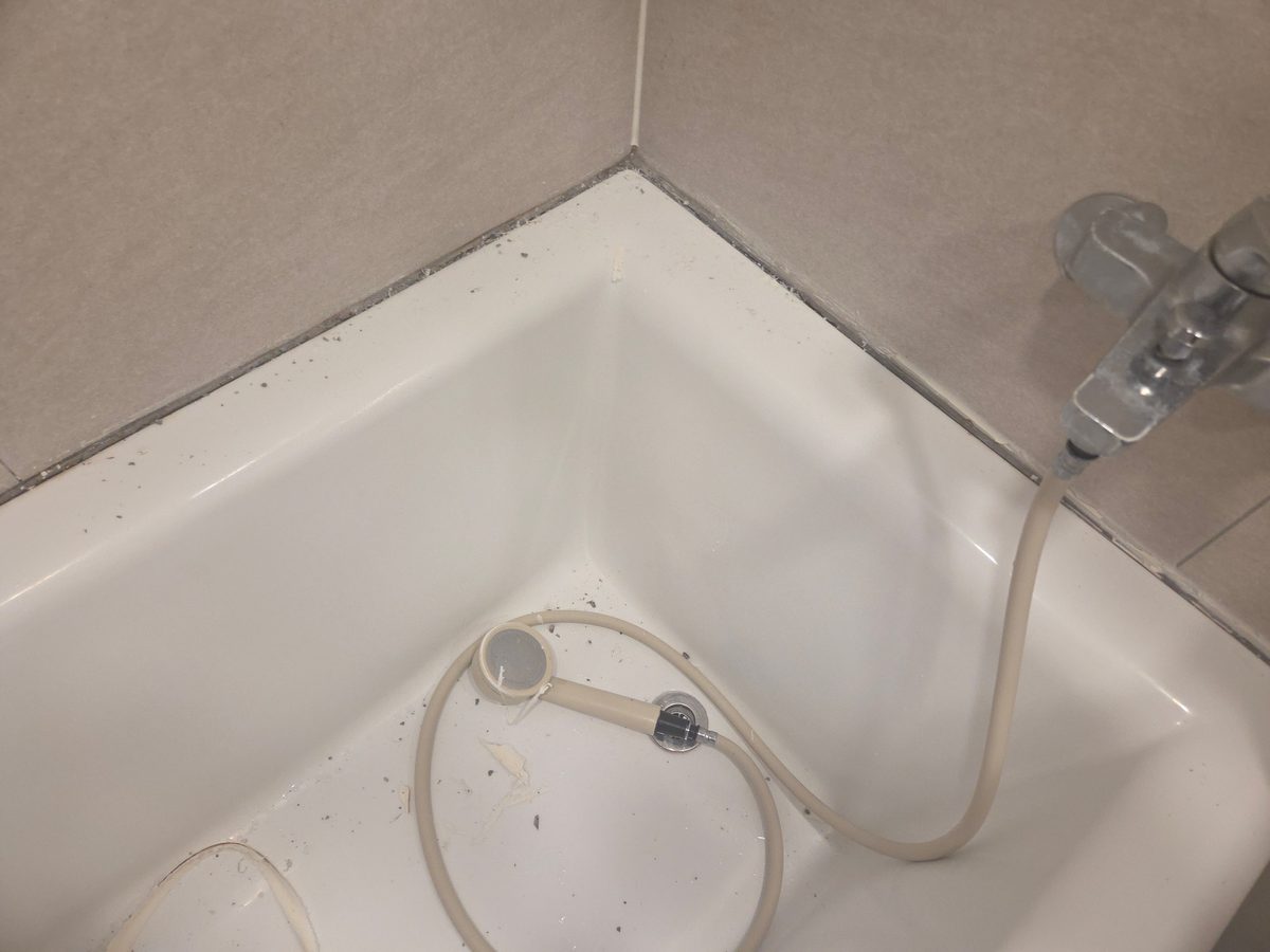 안양 평촌 욕조실리콘 시공 전, 기존 실리콘 제거