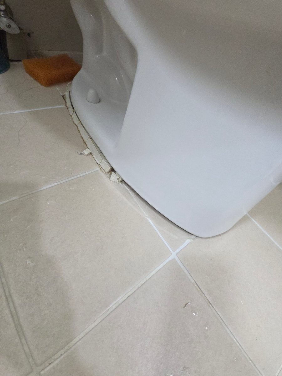 안양 평촌 변기테두리 실리콘 시공 전, 갈라진 기존 실리콘